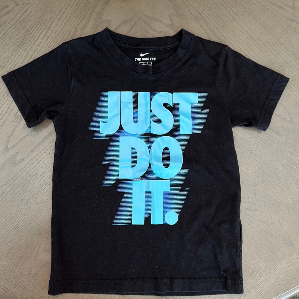 NIKE size 7 boy black short sleeve t-shirt